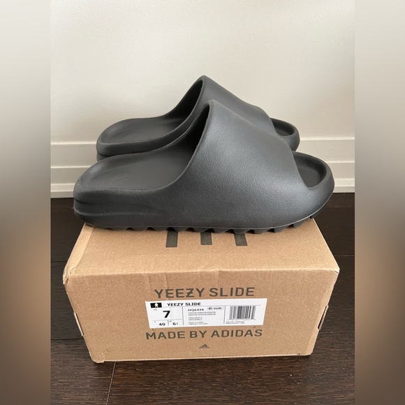 Yeezy Slides - Onyx - Size 7 Men’s / 9 Woman’s. - Picture 1 of 6